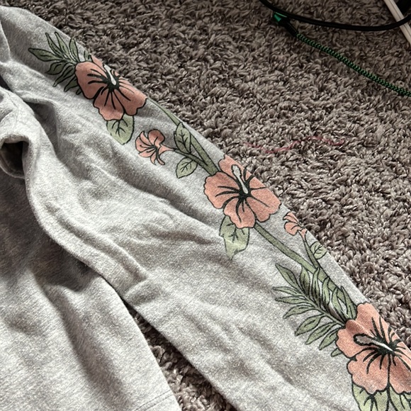 love sleeve hollister tee! (design on back) - Picture 3 of 4